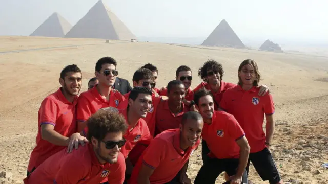Los jugadores, al pie de las pirámides.