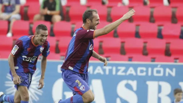 Luis Helguera celebra el gol que le marcó al Alcoyano en el 3-3 del Alcoraz.