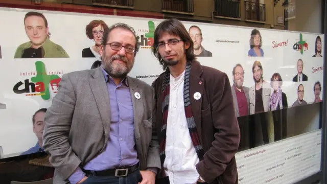 Chesús Yuste y Álvaro Sanz, delante de la sede electoral de La izquierda de Aragón