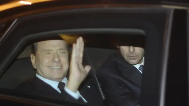 Berlusconi se desplazó al palacio del Quirinal, sede de la jefatura del Estado, para presentar su dimisión