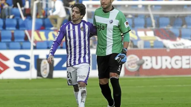 Luis García, abrazado con el pucelano Sisi. Encajó dos goles en su estreno con el Huesca.
