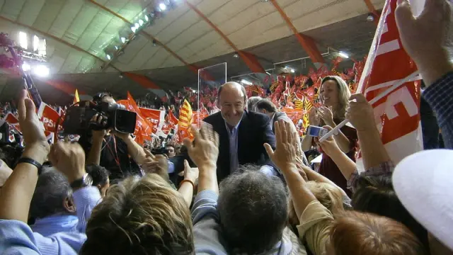 Rubalcaba, a su llegada al Palacio de Deportes de Zaragoza
