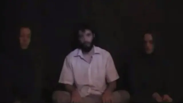 Captura de imagen de un vídeo en el que se ve a los cooperantes secuestrados
