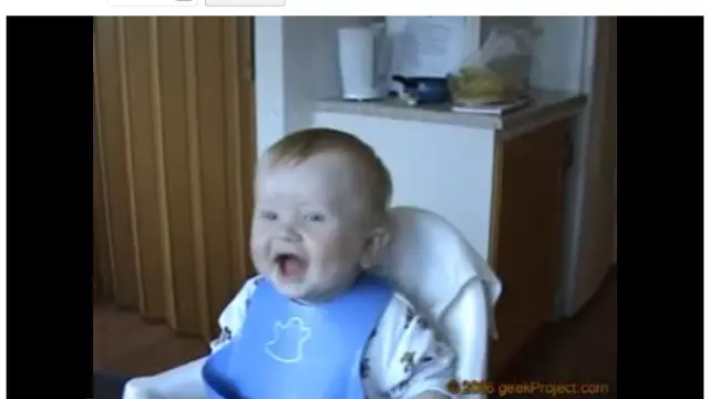 Fotograma de un vídeo subido a Youtube de un bebé riendo a carcajadas