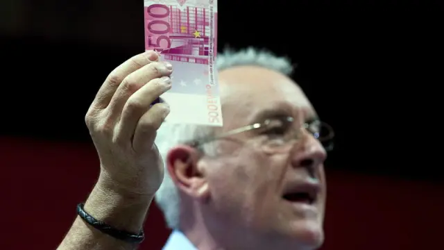 El candidato de IU, Cayo Lara, mostrando un billete de 500 euros