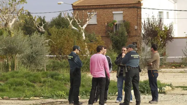 Responsables municipales y Guardia Civil, en el recinto acordonado, ante la casa de la afectada.