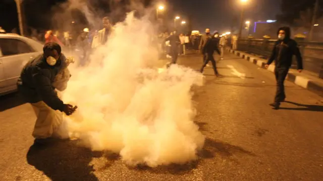 Gases lacrimógenos arrojados durante la batalla campal en Tahrir