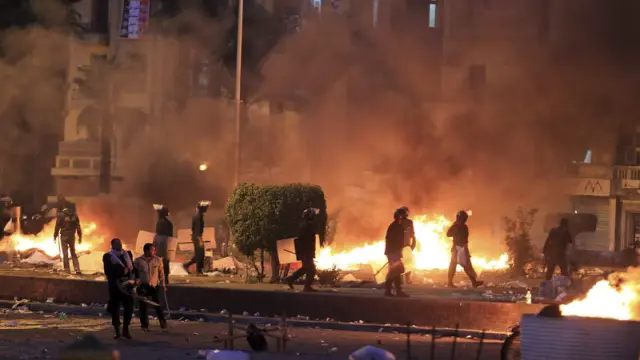 Enfrentamientos entre policía y manifestantes en la plaza Tahrir de El Cairo