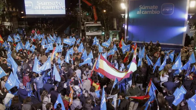 Cientos de personas se reúnen ante la sede del PP en Madrid a la espera de la aparición de Rajoy