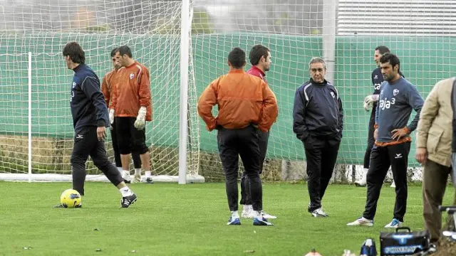 Imagen de la sesión de ayer, con Quique Hernández charlando con algunos futbolistas y miembros del cuerpo técnico.