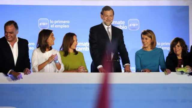 Rajoy celebra su triunfo en Génova con la plana mayor del PP