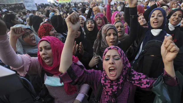 Las protestas continúan en la plaza Tahrir de El Cairo, a pesar de la propuesta de la Junta Militar de convocar un referéndum para decidir su continuidad.