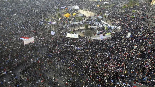 Vista general de los manifestantes en la Plaza Tahrir de El Cairo este martes