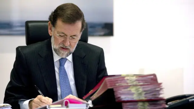 El líder del PP, Mariano Rajoy, trabajando en su despacho.