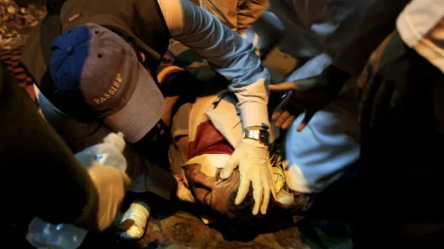 Los médicos atienden a un herido durante los enfrentamientos acontecidos en la plaza de Tahrir.