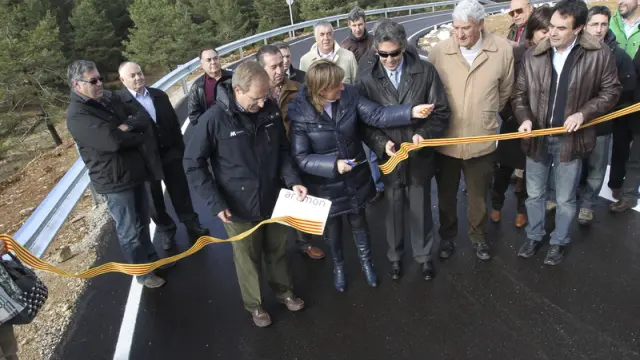 Imagen de la inauguración de la nueva carretera de acceso a la estación de Valdelinares.