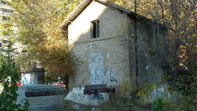 Los malecones de cemento, frente a la vieja casa del guardaagujas