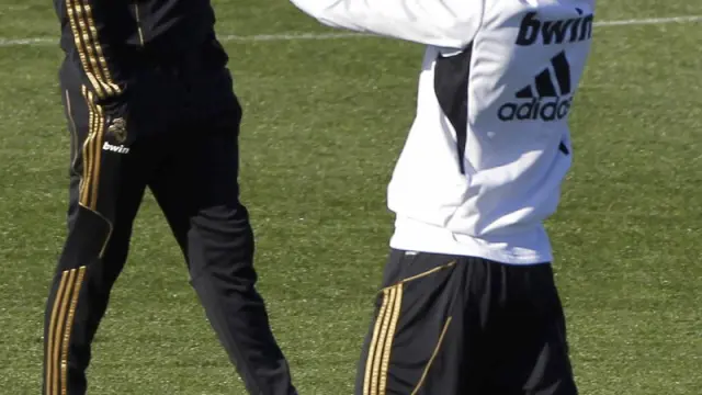 Mourinho observa a Di María durante un entrenamiento