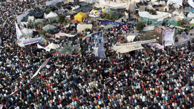 La plaza Tahrir en una imagen de este viernes, a la hora de la oración