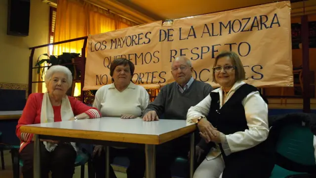 Varios de los jubilados, delante de una pancarta reivindicativa