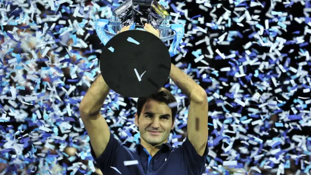 El suizo, Roger Federer, levanta la copa de la victoria.