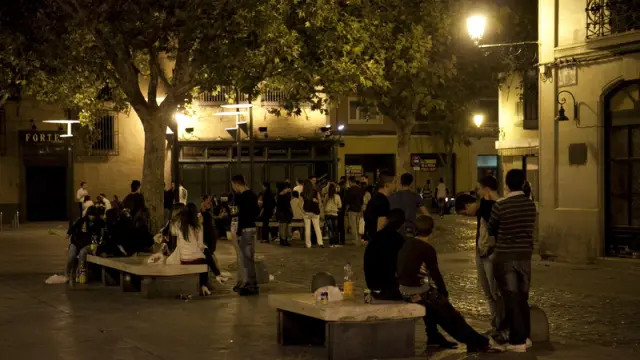 Imágen de archivo de jóvenes haciendo botellón en la plaza de San Felipe