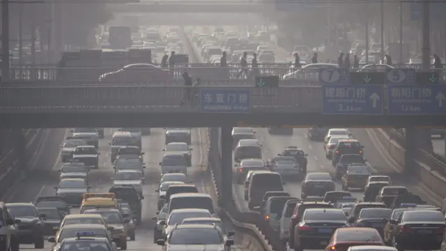 Tráfico pesado en Pekín (China)