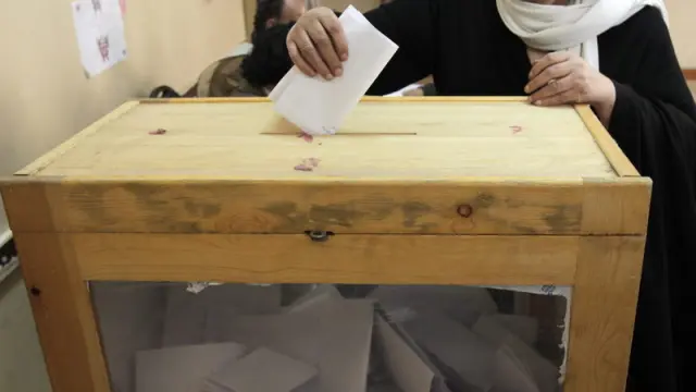 Una mujer egipcia ejerce su derecho al voto
