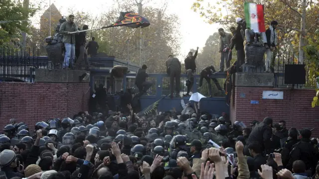 Estudiantes islámicos asaltan la embajada británica en Teherán