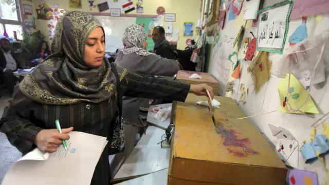 Una egipta vota en la segunda jornada electoral