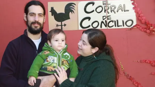Jorge, Carlota y el pequeño Diego, en el hotel rural que han montado en Concilio.