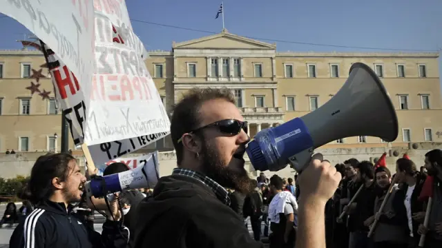 Varios manifestantes en la plaza Sintagma de Atenas