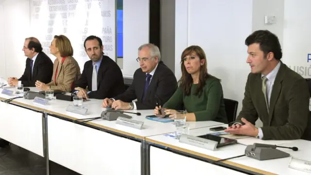 Rudi, segunda por la izquierda, en la reunión del PP en Madrid