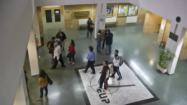 Hall del centro universitario de La Almunia