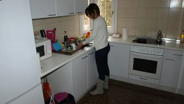 Una de las estudiantes, en la cocina de su piso