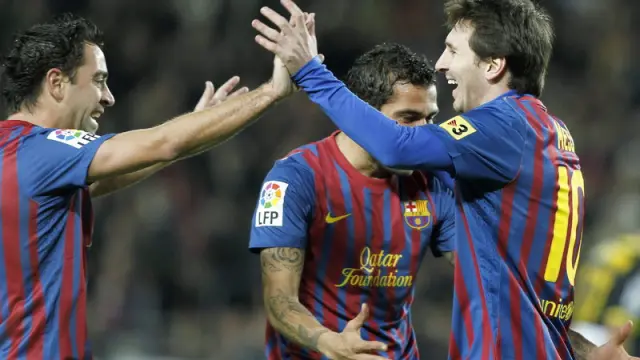 Leo Messi celebra un gol con Xavi Hernández