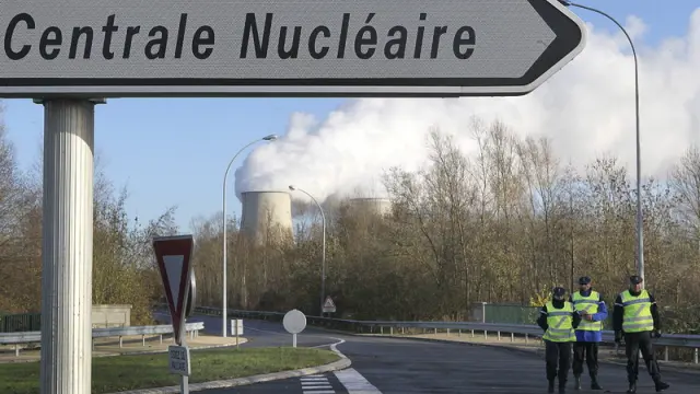 Varios gendarme vigilan el acceso a una central nuclear francesa