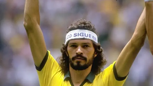 Sócrates vistiendo la camiseta de Brasil