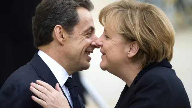 Merkel y Sarkozy se saludan al inicio de su reunión