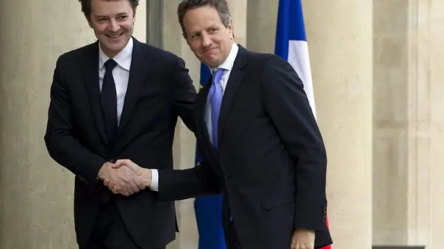 El ministro francés de Finanzas, François Baroin, se despide del secretario del Tesoro estadounidense, Timothy Geithner