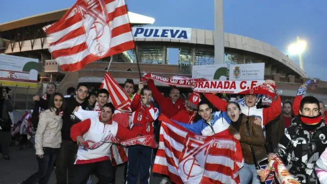 Aficionados del Granada en las afueras del estadio