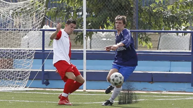 Un jugador del Morata, de azul, en un partido contra el Actur