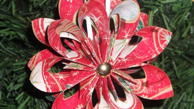 Con papeles especiales, se pueden hacer flores de 'origami' para el árbol