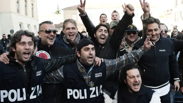 La Policía italiana celebra el arresto del capo más importante de la camorra en una imagen de archivo