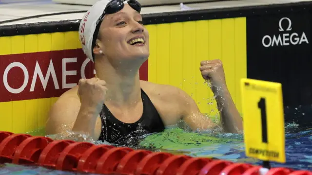 Mireia Belmonte celebra su primera medalla de oro en Polonia