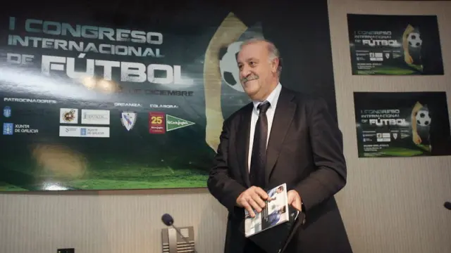 El seleccionador español, Vicente del bosque, durante la conferencia mantenida en A Coruña.
