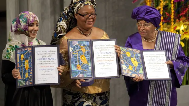 Las tres ganadoras del Nobel de la Paz este año posan con el galardón