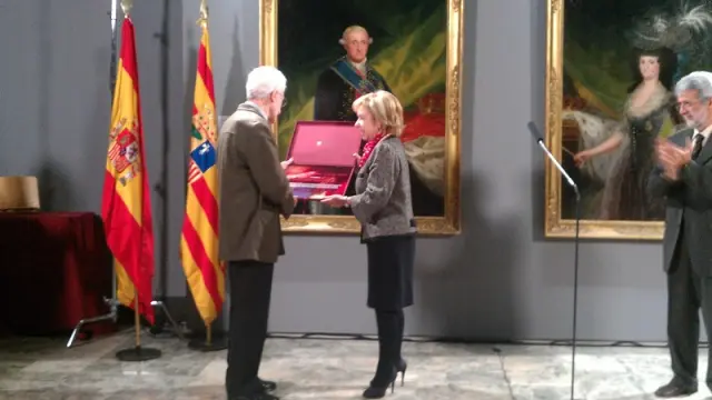 Juan José Vera Ayuso recibe el Premio Aragón Goya de manos de la consejera Dolores Serrat