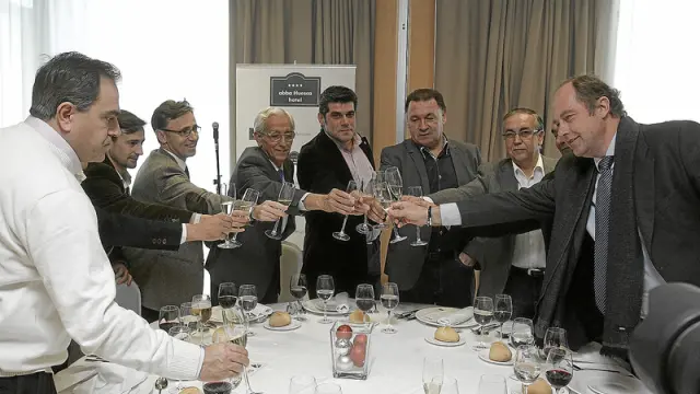 Brindis de la mesa central, con los principales directivos, el concejal de deportes, José María Gella, y otros colaboradores.