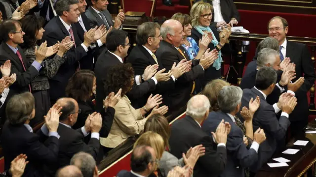 El recién elegido presidente del Senado, Pío García Escudero (d), recibe los aplausos de los senadores